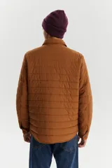 Campera marrón acolchada con cuello camisero, cierre frontal con botones a presión, dos bolsillos de parche en el pecho con solapa y dos bolsillos laterales.