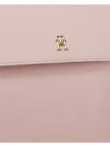 Mochila Tommy Hilfiger color rosa con asa superior, cierre con cremallera y solapa, detalles distintivos de la marca y logo metalizado en la parte delantera.