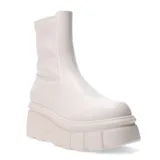 Botas de caña media color nude, con elástico en los laterales y suela track.