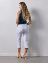 Pantalón capri blanco de gabardina elastizada, marca Ruby Rd. Con pretina ancha elastizada, bolsillos delanteros simulados y bolsillos traseros aplicados.