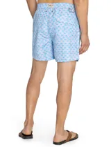 Short de baño celeste con estampado de caballitos de mar rosados. Tiene cintura elástica con cordón ajustable, bolsillos laterales y traseros.