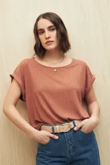 Remera color beige de tejido acanalado, con cuello bote y mangas cortas con dobladillo.