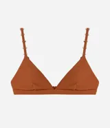 Top de bikini color ladrillo, de microfibra texturizada, con corte triangular fijo, breteles ajustables adornados con mini adornos y copas desmontables.