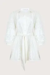 Minivestido camisero blanco con encaje, mangas largas fruncidas y cinturón de tela.