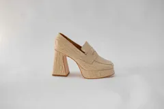 Mocasines color beige con estampado de piel de cocodrilo, plataforma y tacón cuadrado.