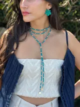 Collar amarillo con tres tiras de cuero sintético y cuentas plateadas.