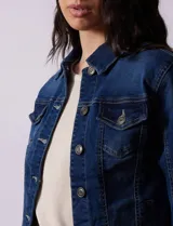 Campera de jean azul de la marca Baccini, con cuello solapa, abertura central con botones metálicos, bolsillos delanteros y ruedo desflecado.