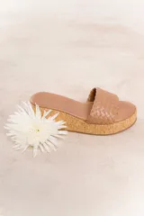 Sandalia con plataforma de corcho y capellada tejida de cuero vacuno color beige.