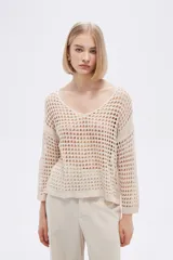 Sweater calado color beige, de algodón, con escote en V y mangas 3/4.