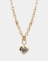 Gargantilla dorada con cadena de eslabones gruesos y relicario en forma de corazón con detalles plateados.