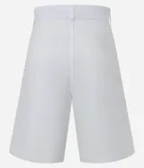 Bermuda blanca de cintura alta confeccionada en sarga con cintura de sastre, trabillas en la cintura, cierre tradicional y bolsillos.