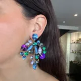 Aros colgantes hechos a mano con cristales Swarovski en tonos verde, lila y violeta.