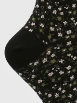 Calcetines color beige con estampado floral en tonos pastel, de largo medio y puño suave.