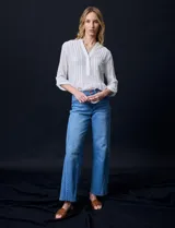 Jean de tiro alto, marca Royalty, color azul. Pretina con pasadores, botón y cierre. Delantera y trasera con bolsillos. Costura lateral asimétrica. Fit Wide Leg.
