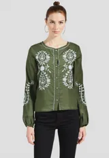 Camisa verde militar de viscosa con bordado floral blanco en el frente y mangas largas con puños elásticos.