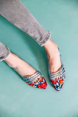 Bailarinas destalonadas con tejido bordado a mano con tiras a contraste en piel de plata.