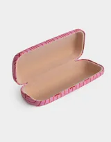 Estuche rígido para anteojos color rosa con estampado de moños rojos y la frase "self lover club".