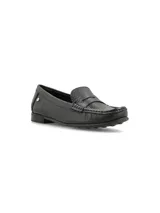 Mocasín de cuero graneado color negro, con forro y plantilla de cuero, y suela de goma.