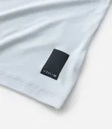 Remera deportiva celeste de poliéster y elastano, con cuello redondo, mangas cortas y tecnología dry fit.