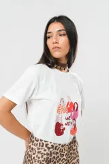 Remera blanca de algodón con cuello redondo y estampado de mujeres tomando vino con la frase "Wine Not?".