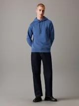 Buzo con capucha de felpa de algodón en color azul, con corte regular y bordado del monograma de Calvin Klein en el pecho.