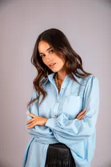 Camisa color beige de muselina con bordado en la parte delantera y manga globo con puño.