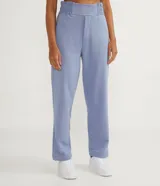 Pantalón clochard celeste de algodón y poliéster, con cintura elástica ancha.