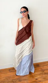 Vestido largo de lino con escote en V, diseño irregular con bloques de color marrón, beige y celeste, y costuras a la vista.
