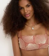Top de bikini bandeau color ladrillo con bordado de caracolas en color crudo, breteles finos ajustables y escote recto.