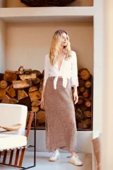 Falda larga de lurex dorada metalizada con tajos a los costados y detalles en crochet.