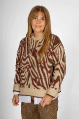 Sweater marrón con estampado de cebra y detalles florales en rojo y verde.