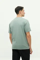 Remera verde con estampado en el pecho, de manga corta y corte regular.