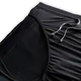 Short deportivo negro con logo Nike Trail estampado en blanco, cintura elástica con cordón ajustable y paneles laterales en gris.