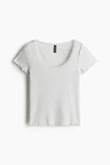 Remera gris jaspeado de punto pointelle suave con escote redondo pronunciado y ribete de encaje. Modelo ajustado con ribete sobrehilado en mangas y bajo.