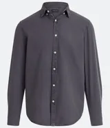 Camisa de hombre de manga larga, color gris oscuro, corte clásico, con cuello abotonado y cierre frontal con botones blancos.