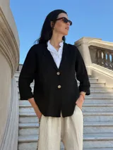 Blazer marrón de lino con mangas 3/4 y solapas clásicas.