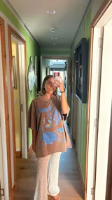 Remera marrón de corte holgado con estampado de motivos marinos en azul.