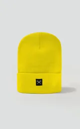 Gorro de lana amarillo tejido con poliéster y acrílico, con logo de la marca en etiqueta negra.