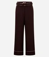 Pantalón wide leg de cintura alta color marrón, confeccionado en viscolino con 15% de lino, con trabillas en la cintura y vieses contrastantes en las barras. Incluye cinturón de tejido con hebilla metalizada de efecto martillado.