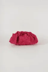 Carterita sobre de cuero fucsia con correa ajustable, versátil para uso diario o de fiesta.