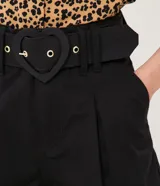 Short negro de sarga con cintura alta, trabillas, cierre con botón y cremallera, bolsillos, pliegues delanteros y cinturón con hebilla de corazón.