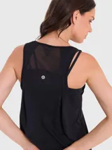 Musculosa deportiva negra de tela suave y fresca, con espalda de malla para mayor ventilación.