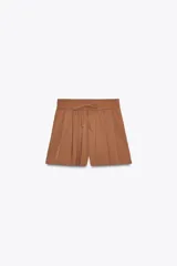 Bermuda color marrón con cintura elástica ajustable con cordones y bolsillos delanteros.