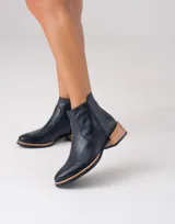 Botas cortas de cuero color marrón, con cierre lateral y taco de madera.