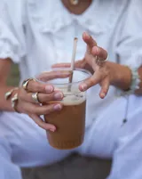 Anillo plateado con textura irregular y diseño rústico.