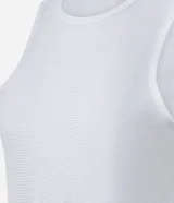 Musculosa deportiva corta (crop top) blanca, con cuello redondo y sisas amplias. Presenta un panel frontal de tela transparente/mesh sobre el busto y la palabra "SPORTY" estampada en color marrón en el bajo.