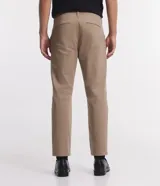 Pantalón de vestir color gris claro, de corte slim fit y largo cropped.