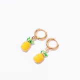 Aros tipo argolla dorados con dije colgante de piña esmaltada en amarillo y verde.