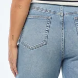 Pantalón de jean celeste de corte recto y cintura alta.