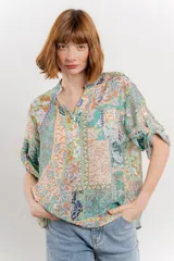 Blusa con estampado único, cuello mao, abertura frontal y mangas 3/4.